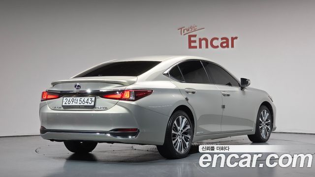 Lexus ES 300h 7-го поколения Luxury - фото 1