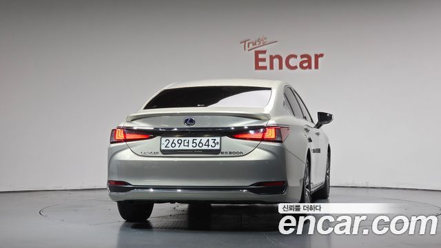 Lexus ES 300h 7-го поколения Luxury - фото 3