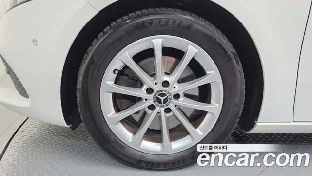 Mercedes-Benz A-Class W177 A220 Hatchback - фото 4