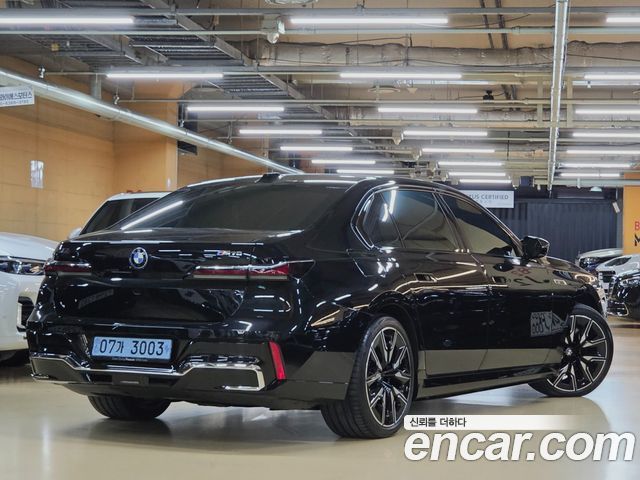 BMW i7 G70 M70 xDrive M Performance - фото 2