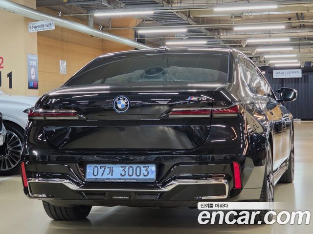 BMW i7 G70 M70 xDrive M Performance - фото 3