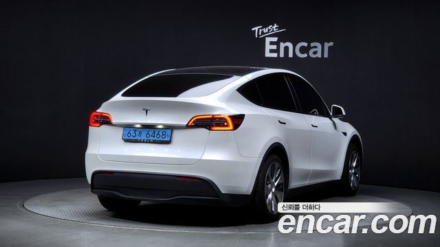 Tesla Model Y Standard Range RWD - фото 1