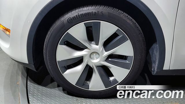 Tesla Model Y Standard Range RWD - фото 4