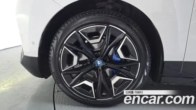 BMW iX xDrive50 Sports Plus - фото 3