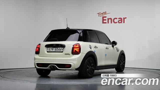 Mini Cooper 5Door Standard 3rd - фото 0