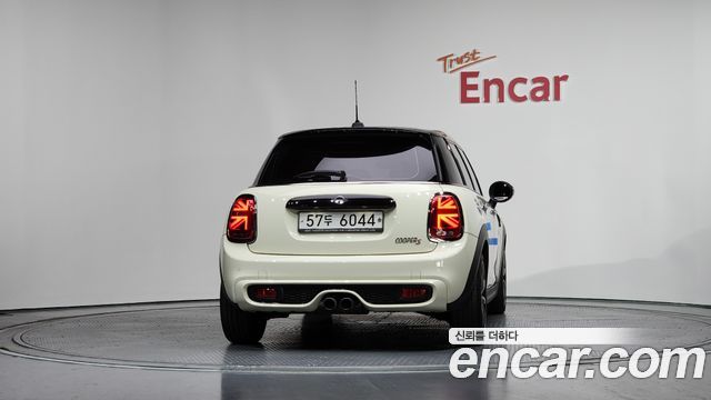 Mini Cooper 5Door Standard 3rd - фото 2