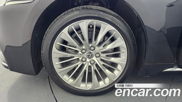 Lexus LS 5-го поколения 3.5 Platinum AWD - фото 4