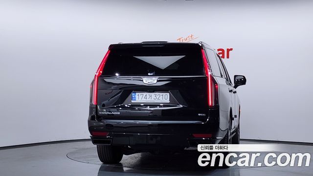 Cadillac Escalade 5-го поколения 6.2 Sports Platinum - фото 3