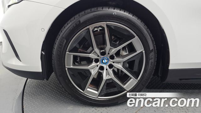 BMW i5 G60 eDrive 40 - фото 4
