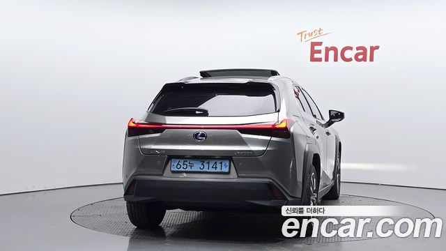 Lexus UX 2WD - фото 2