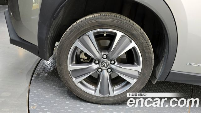 Lexus UX 2WD - фото 3