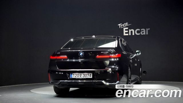 BMW i7 G70 xDrive 60 M sport - фото 3