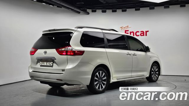 Toyota Sienna 3.5 AWD - фото 1