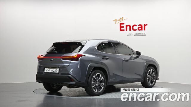Lexus UX 2.0 AWD - фото 1