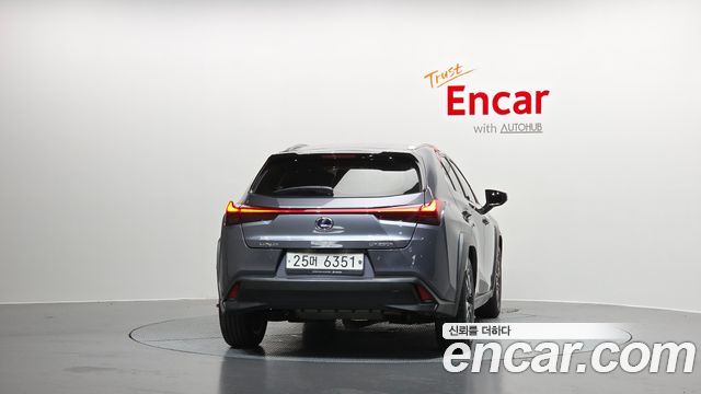 Lexus UX 2.0 AWD - фото 3