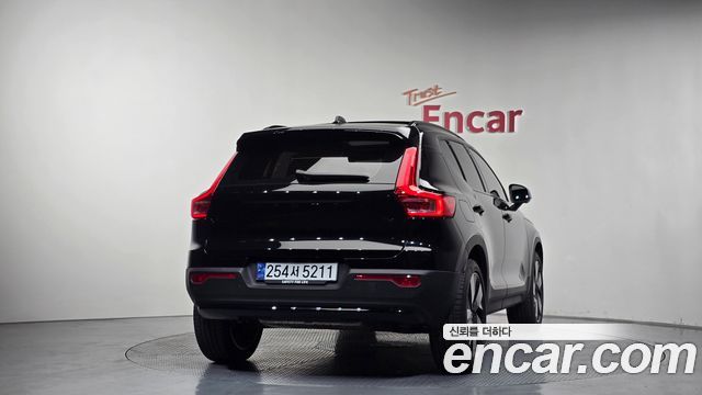 Volvo XC40 B4 Black Edition - фото 3
