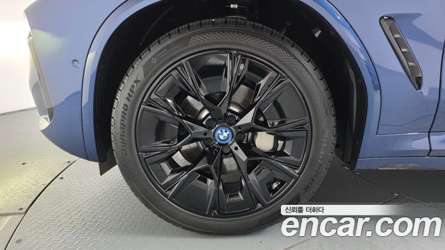 BMW iX3 M Sports - фото 3
