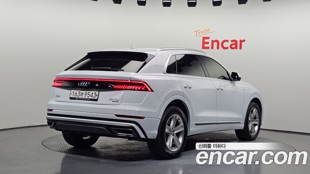 Audi Q8 45 TDI Quattro Premium - фото 1