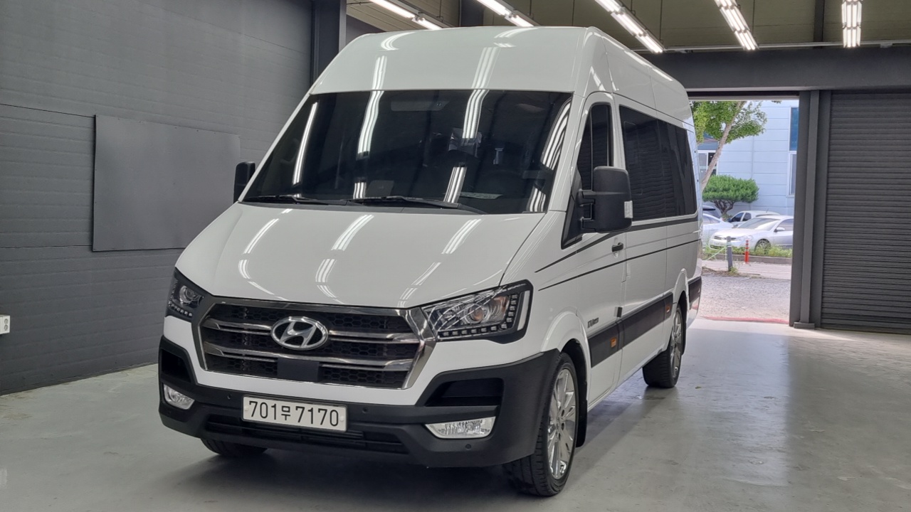 Hyundai Solati 15-seater Luxury - фото 0