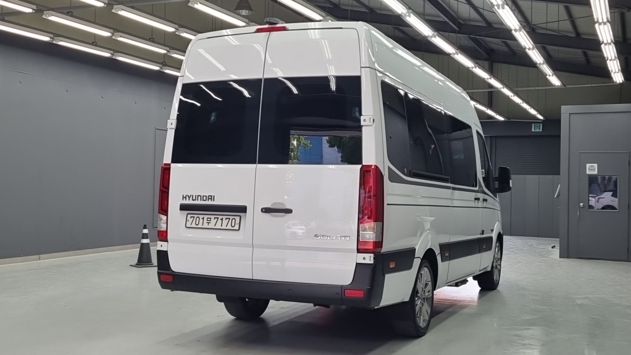 Hyundai Solati 15-seater Luxury - фото 1