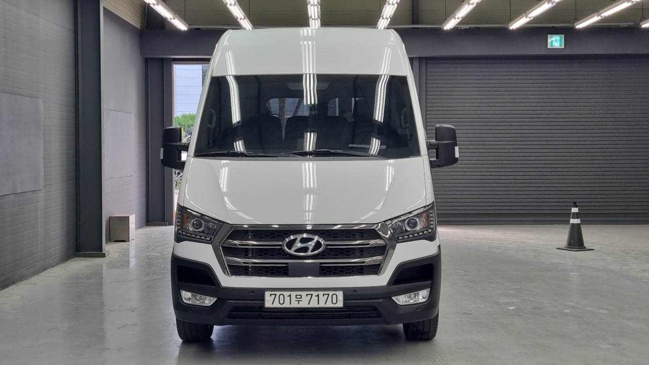 Hyundai Solati 15-seater Luxury - фото 2