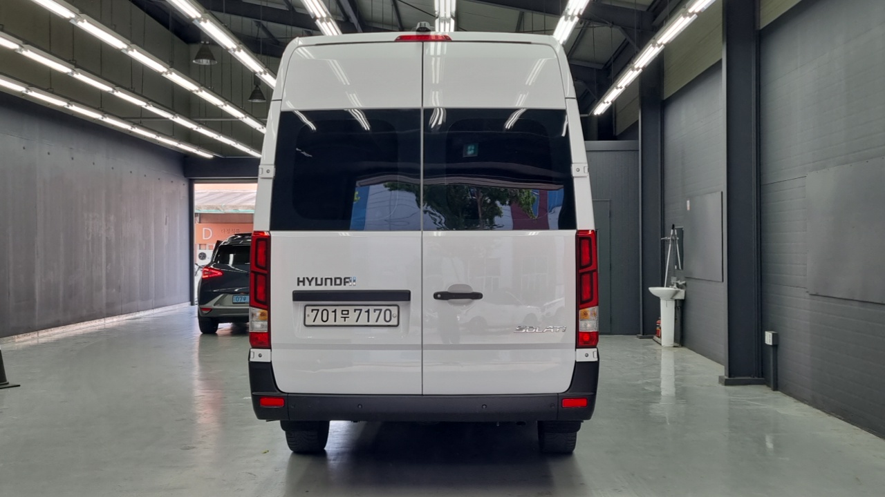 Hyundai Solati 15-seater Luxury - фото 3