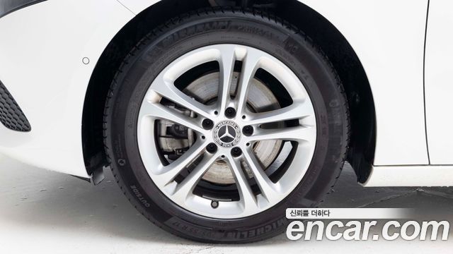 Mercedes-Benz A-Class W177 A220 Hatchback - фото 4