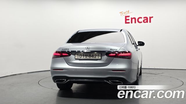 Mercedes-Benz E-Class W213 E220d 4MATIC AMG Line - фото 3