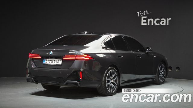 BMW 5-Series G60 520i M Sport - фото 1