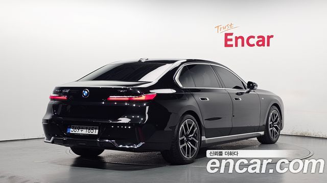 BMW 7-Series G70 740i xDrive M Sport - фото 1