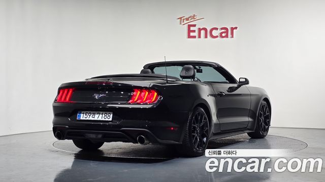 Ford Mustang Convertible - фото 1
