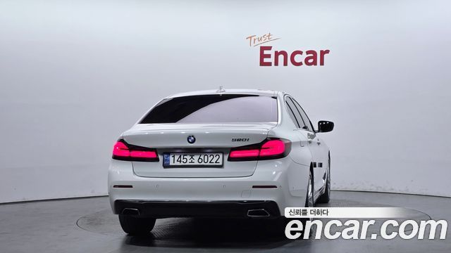 BMW 5-Series G30 520i Luxury - фото 3