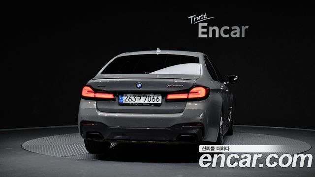 BMW 5-Series G30 M550i xDrive - фото 3