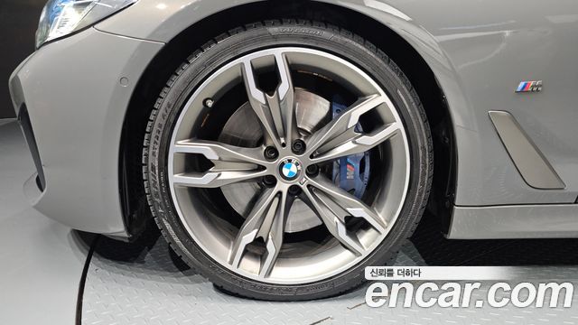 BMW 5-Series G30 M550i xDrive - фото 4