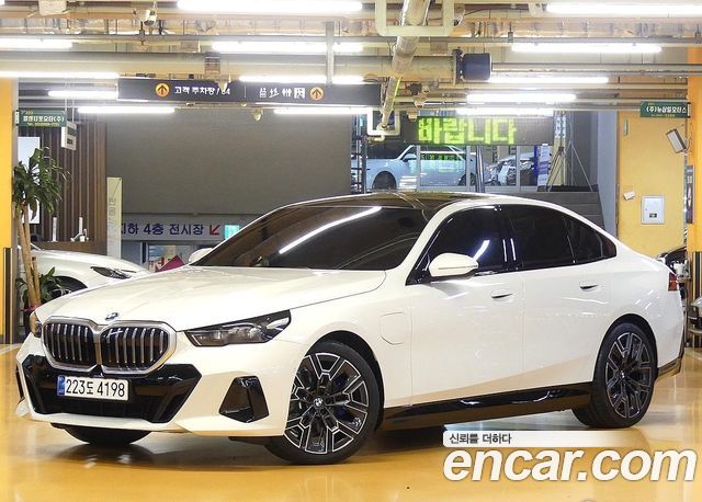 BMW 5-Series G60 530e xDrive M Sport - фото 0