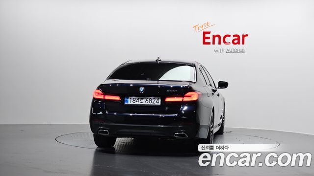 BMW 5-Series G30 520i M Sport - фото 3