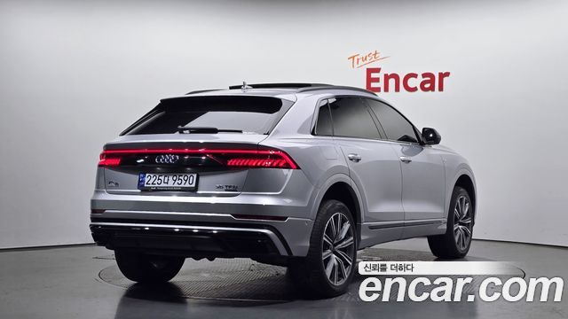 Audi Q8 55 TFSI Quattro Premium - фото 0