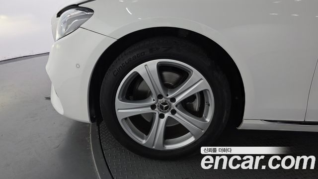 Mercedes-Benz E-Class W213 E220d Avantgarde - фото 4