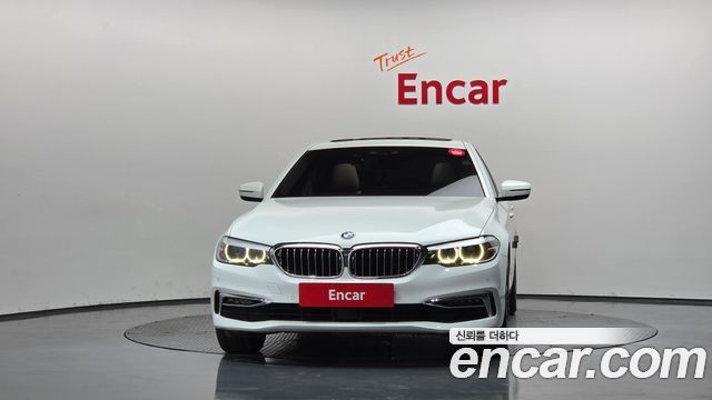 BMW 5-Series G30 520i Luxury - фото 2