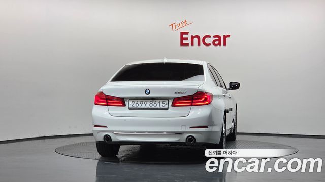 BMW 5-Series G30 520i Luxury - фото 3