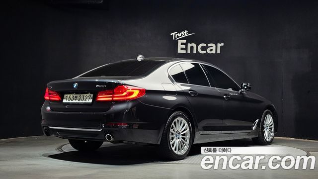 BMW 5-Series G30 520i Luxury - фото 1