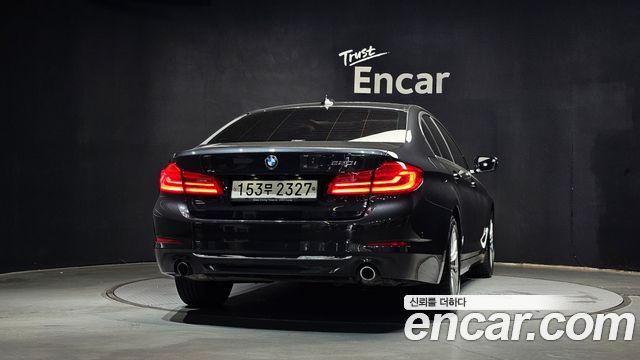 BMW 5-Series G30 520i Luxury - фото 3