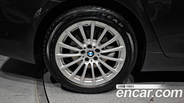 BMW 5-Series G30 520i Luxury - фото 4