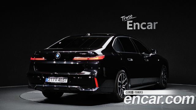 BMW 7-Series G70 740i xDrive M Sport - фото 1