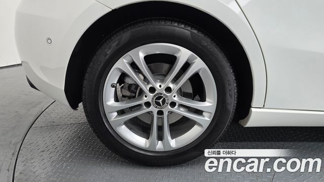Mercedes-Benz A-Class W177 A220 Hatchback - фото 4