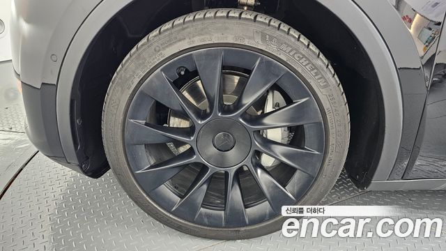 Tesla Model Y Long Range AWD - фото 3