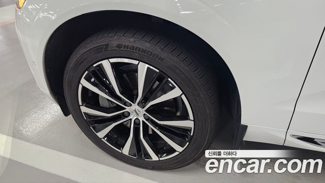 Volvo XC60 2-го поколения B6 Ultimate Bright - фото 4