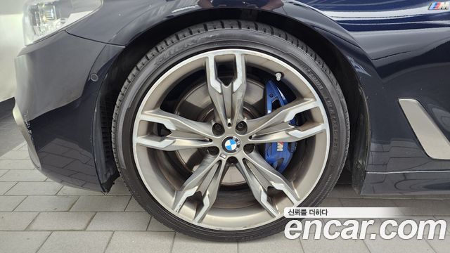 BMW 5-Series G30 M550d xDrive - фото 4