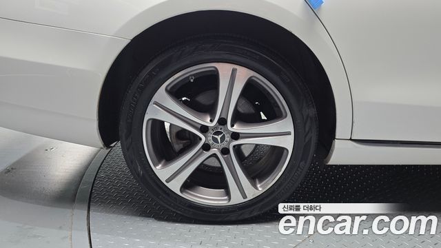 Mercedes-Benz E-Class W213 E220d Avantgarde - фото 4