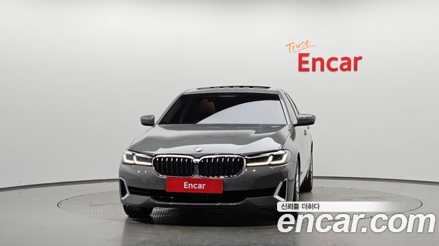 BMW 5-Series G30 520i Luxury - фото 2